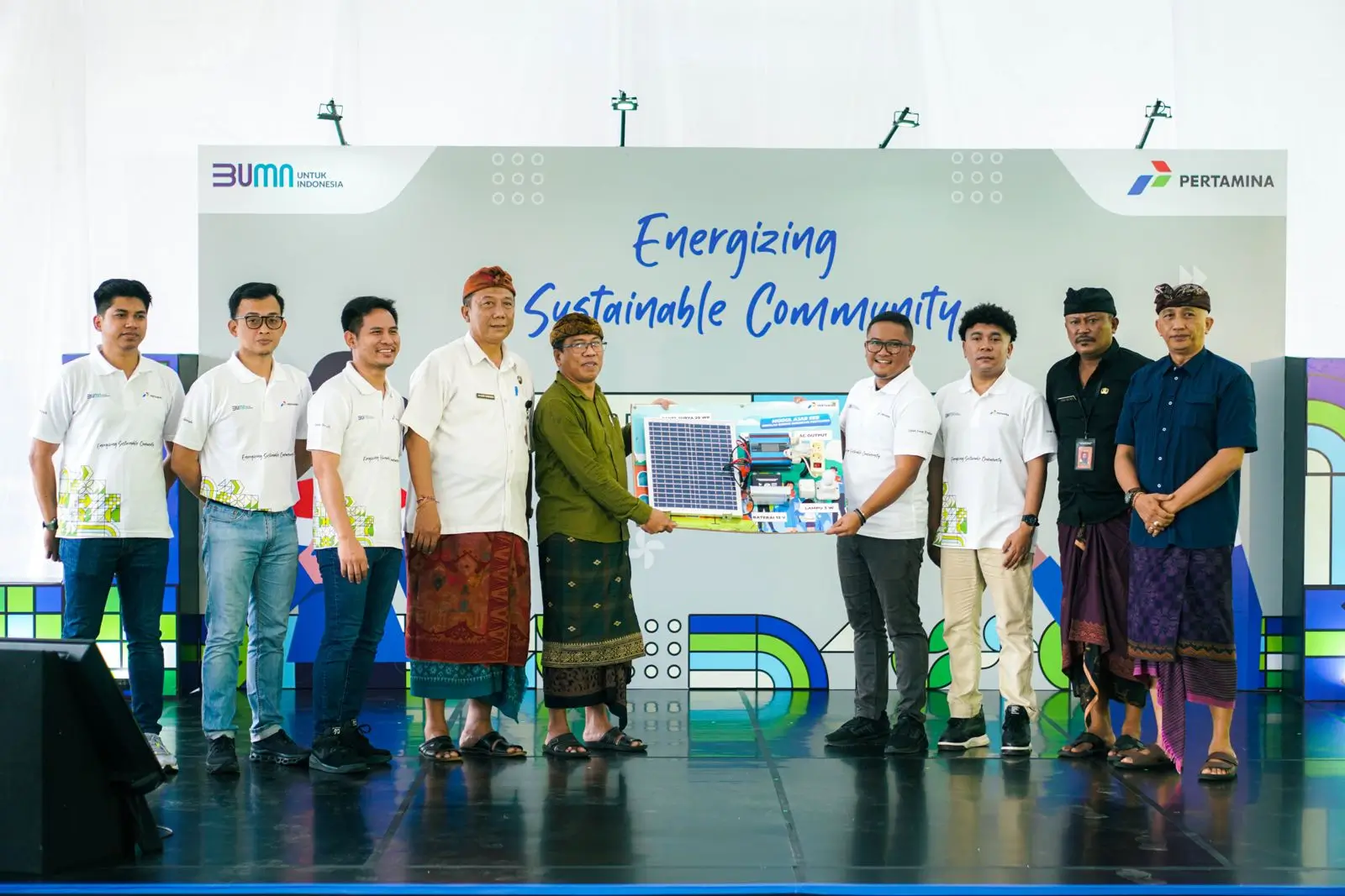 Pertamina menyalurkan bantuan instalasi solar panel di SMA Negeri 8 Denpasar untuk mendukun Sekolah Energi Berdikari. Foto. Dok. Pertamina