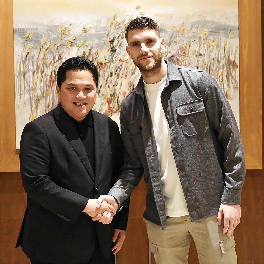 Ketua Umum PSSI, Erick Thohir bersama calon kiper naturalisasi Timnas Indonesia, Maarten Paes. Foto: Istimewa