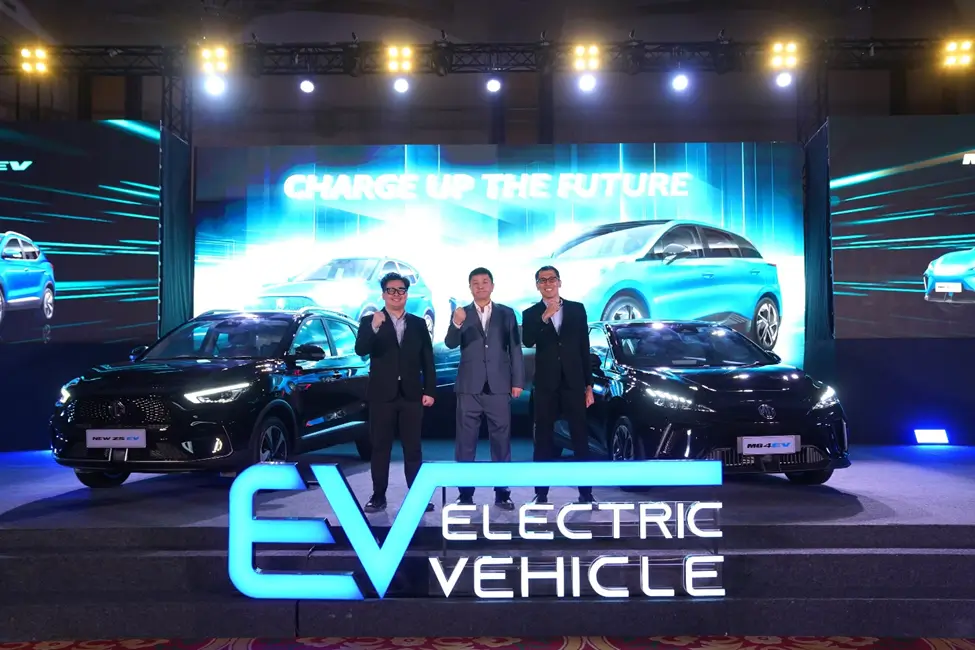 Board of Directors MG Motor Indonesia (Arief Syarifudin, Mr. Joy, dan Donald Rachmat) bersama New MG ZS EV dan MG4 EV di Ritz Carlton, Pacific Place, Rabu (10/1). (Foto: Istimewa)