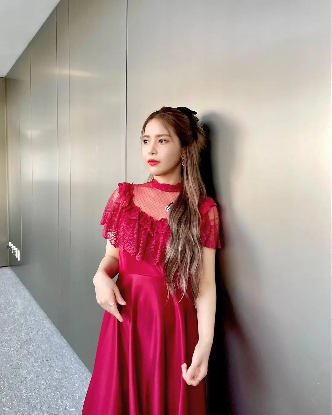 5 Inspirasi Outfit Nuansa Merah ala Idol K Pop untuk Rayakan Imlek