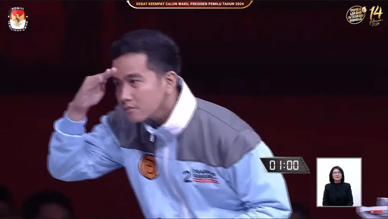 Cawapres nomor urut 2 Gibran Rakabuming Raka lakukan gimmick respons jawaban cawapres nomor urut 3 Mahfud MD. (Foto: Tangkapan layar YouTube/KPU RI)