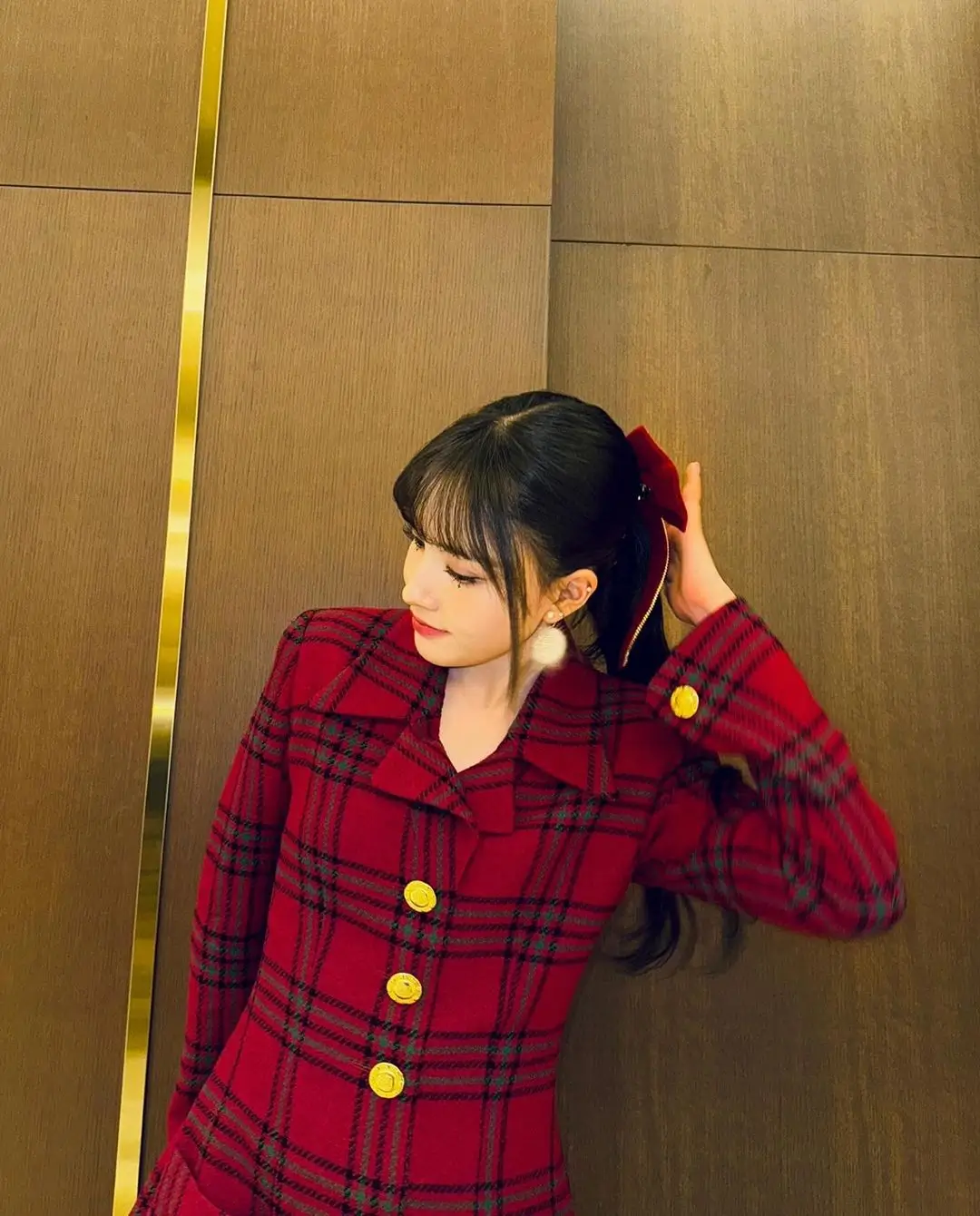 5 Inspirasi Outfit Nuansa Merah ala Idol K Pop untuk Rayakan Imlek