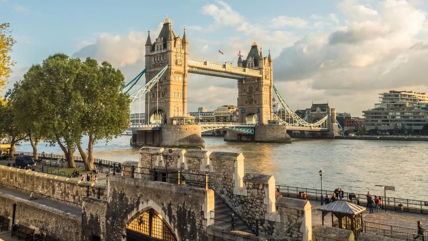Foto: Tower Bridge London, Inggris (freepik.com photo by wirestock)