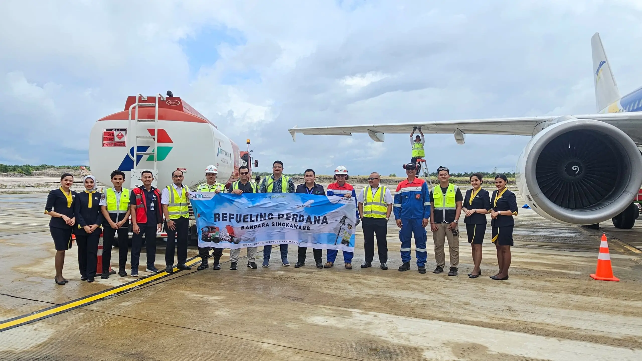 Pertamina Patra Niaga, melalui Aviation Fuel Terminal (AFT) Supadio, sukses melakukan pengisian avtur perdana pada maskapai Super Air Jet dan Transnusa Aviation Mandiri di Bandara Singkawang pada Senin (20/01). Dok. PPN
