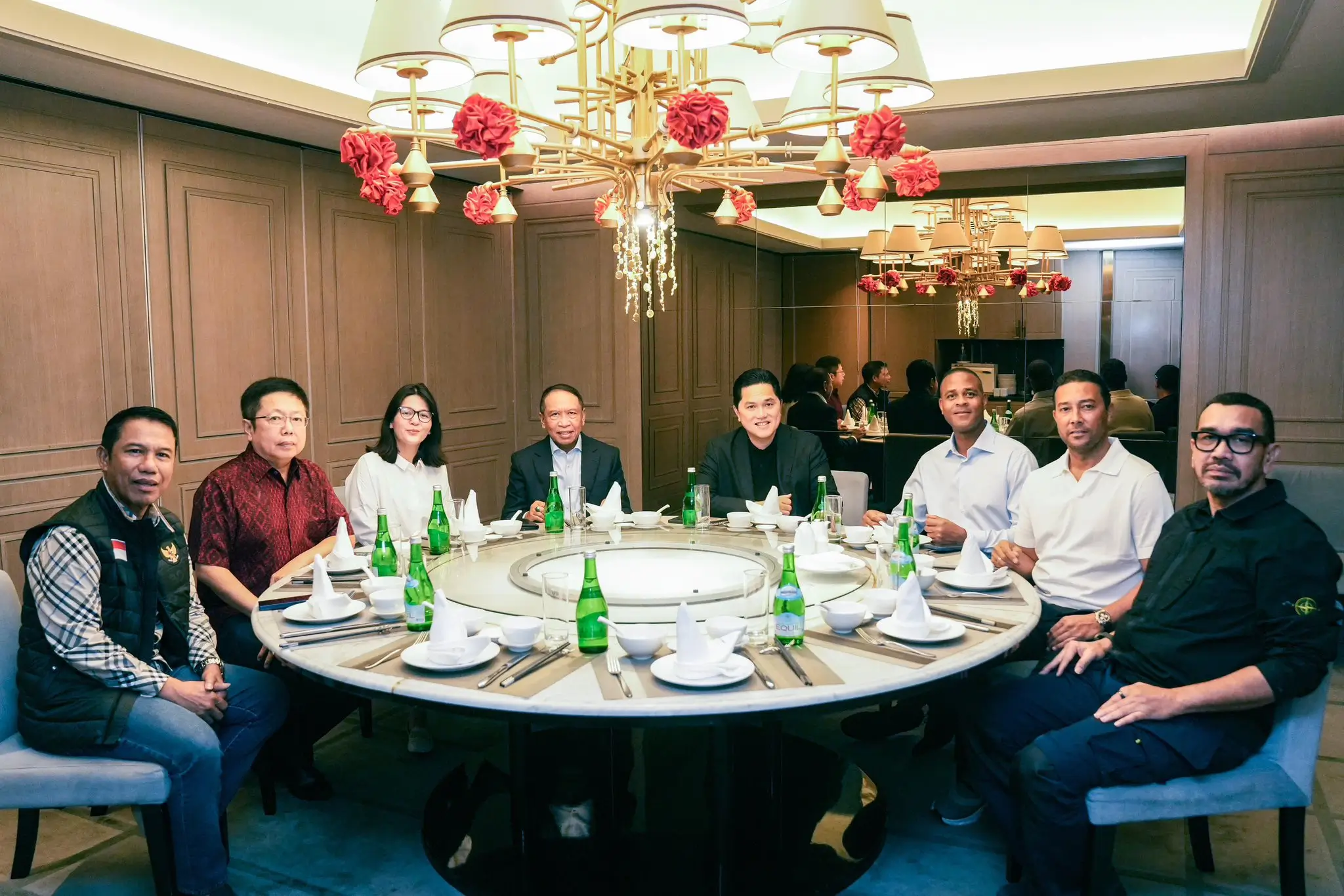 Pelatih baru Timnas Indonesia, Patrick Kluivert makan siang bareng pengurus PSSI. Foto X Erick Thohir.