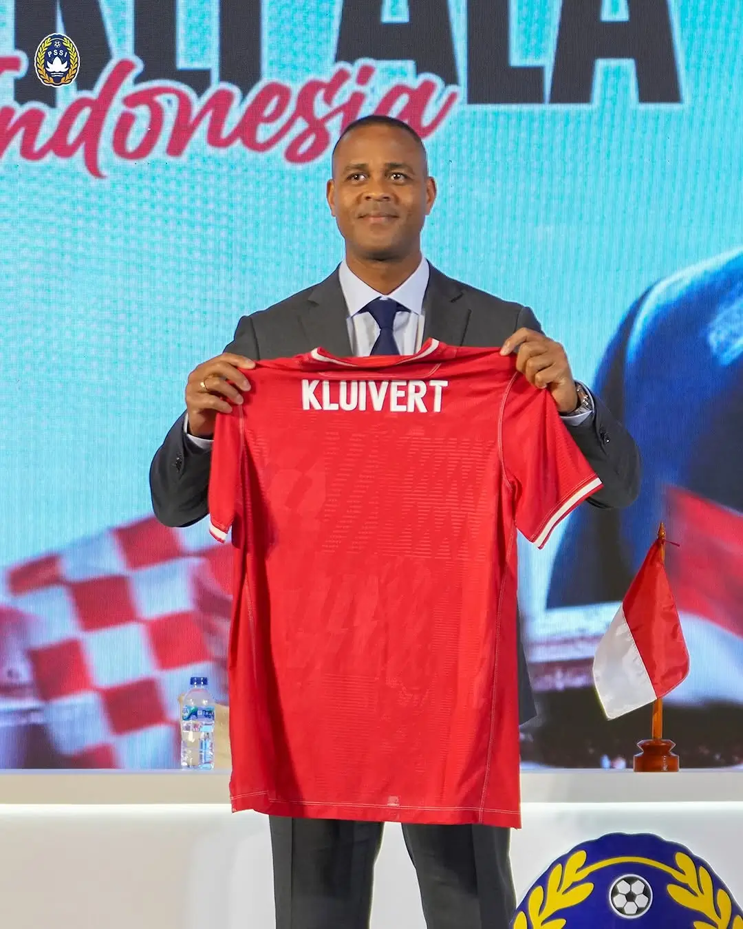 Patrick Kluivert bakal mengawali pekerjaannya sebagai pelatih Timnas Indonesia dalam lanjutan Putaran Ketiga Kualifikasi Piala Dunia 2026 Zona Asia pada Maret 2025. Foto Instagram PSSI.
