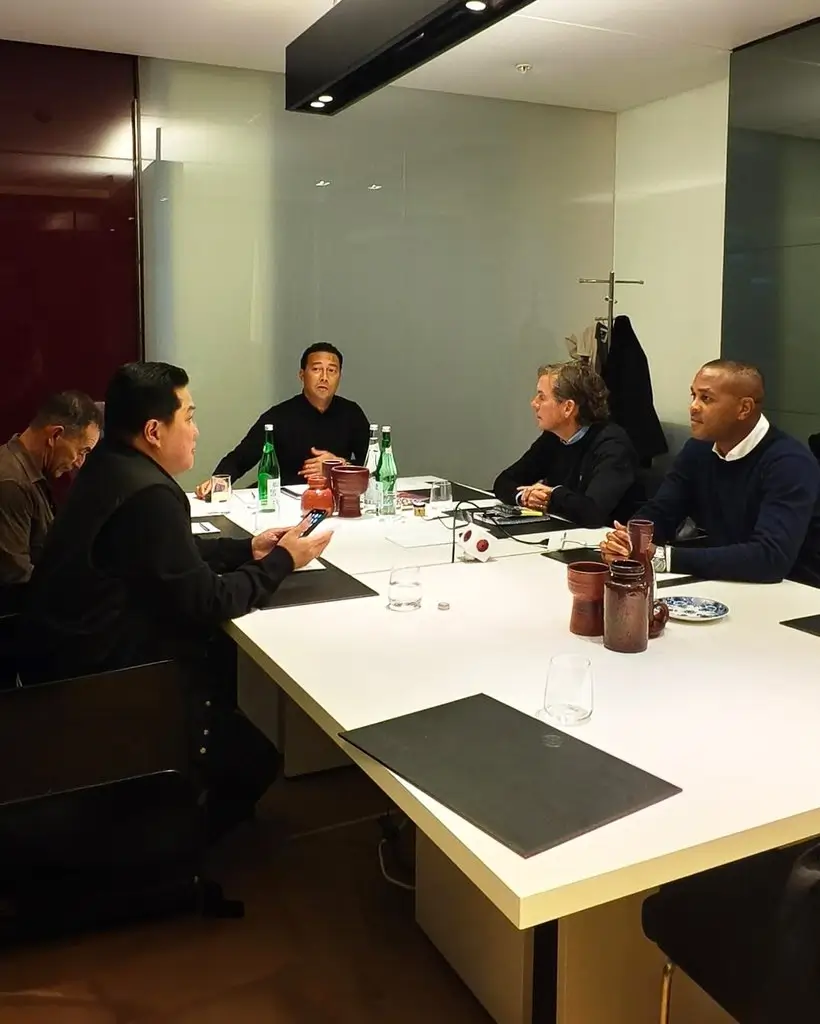Ketua Umum PSSI, Erick Thohir menggelar rapat dengan tim kepelatihan. Foto: PSSI