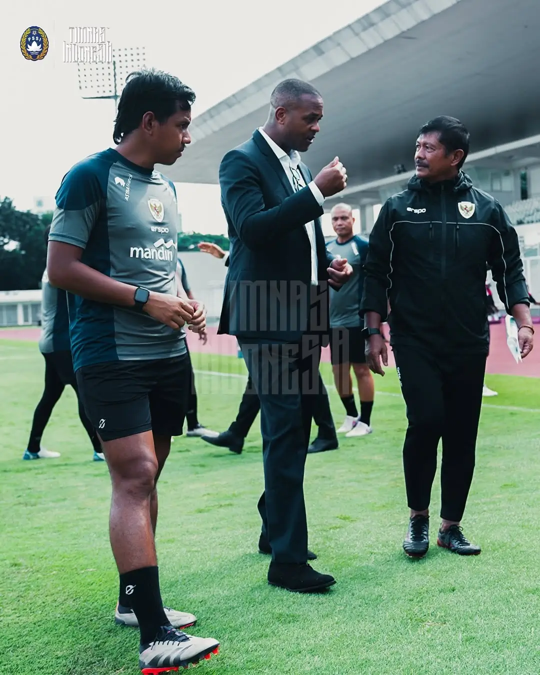 Pelatih Timnas Indonesia, Patrick Kluivert bertemu dengan Pelatih Timnas Indonesia U-20, Indra Sjafri. Foto: PSSI