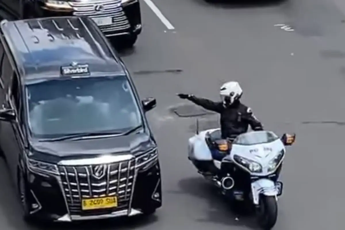 Aksi petugas patwal mobil pelat RI 36 menunjuk sopir taksi yang menghalangi laju jalan. (Foto: Instagram/pmi_official)