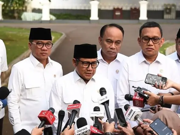 Ketua Umum PKB Muhaimin Iskandar (tengah) dan Sekjen PAN Yandri Susanto (kiri) usai hadiri rapat terbatas Bersama Presiden Prabowo di Istana Kepresidenan, Bogor, Jawa Barat pada Jumat (3/1/25). (Foto: Instagram/cakiminow)
