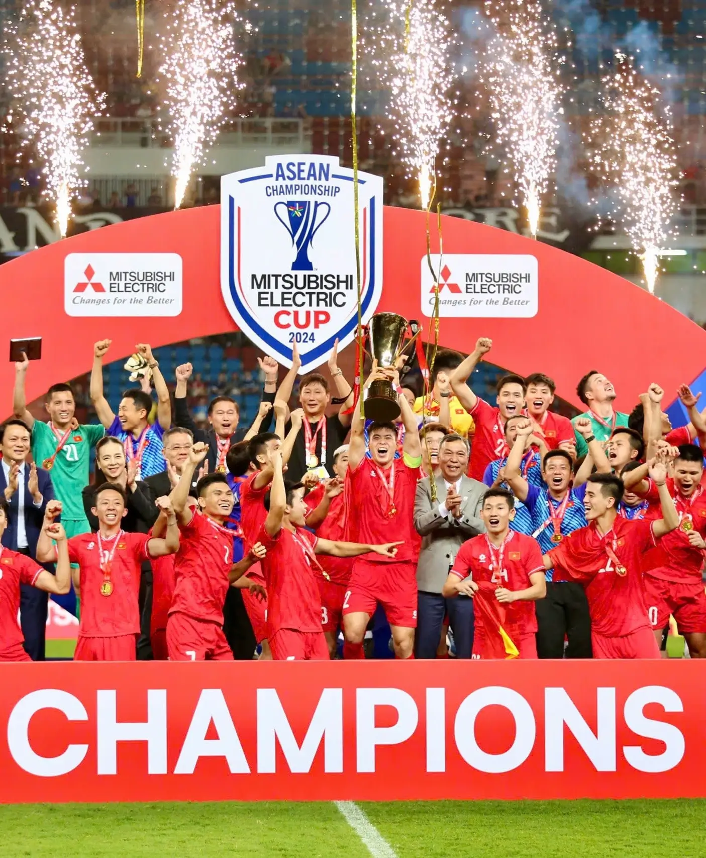 Nguyen Xuan Son menjadi tumbal saat Timnas Vietnam memenangkan ASEAN Cup 2024. Foto VFF.