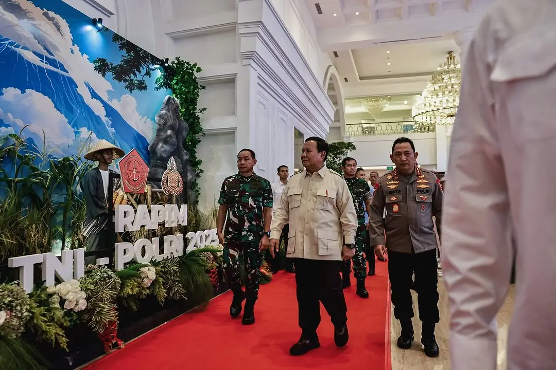 Presiden RI Prabowo Subianto (tengah) didampingi Panglima TNI Jenderal Agus Subiyanto (kiri) dan Kapolri Jenderal Listyo Sigit Prabowo (kanan). (Foto: Instagram/presidenrepublikindonesia)