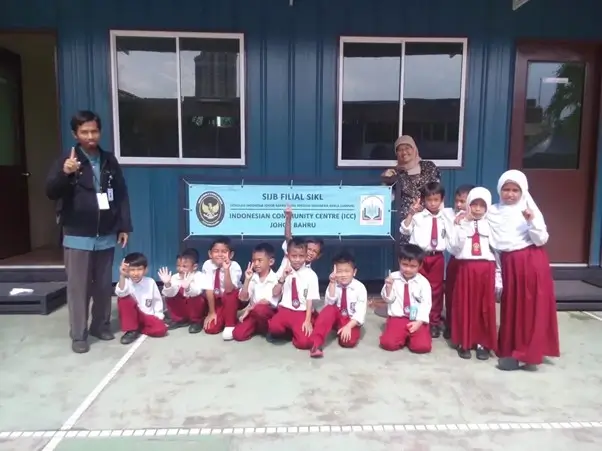 Budi Hartoyo, Alumnus Unair saat merintis SIJB (Sekolah Indonesia Johor Bahru) untuk anak-anak TKW-TKI Indonesia. (Foto: unair.ac.id/dok. Budi Hartoyo)