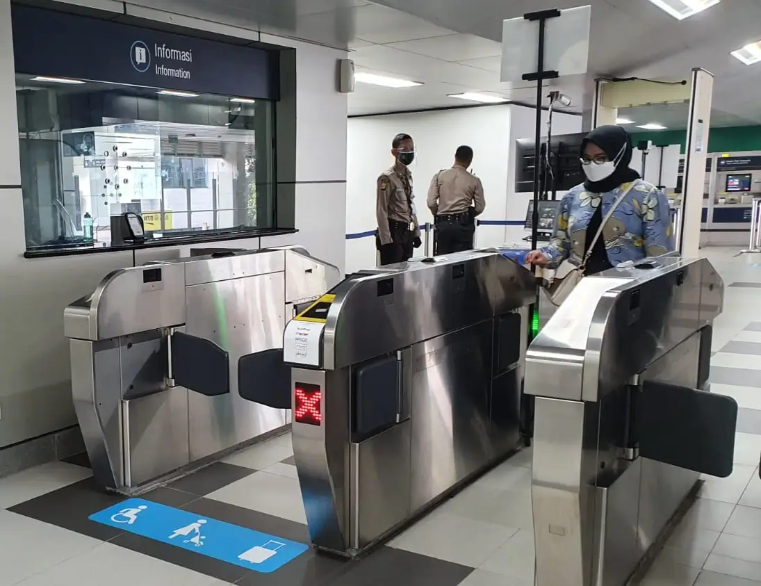 Ilustrasi pembayaran transportasi umum. (Foto: dok. ThePhrase.id)