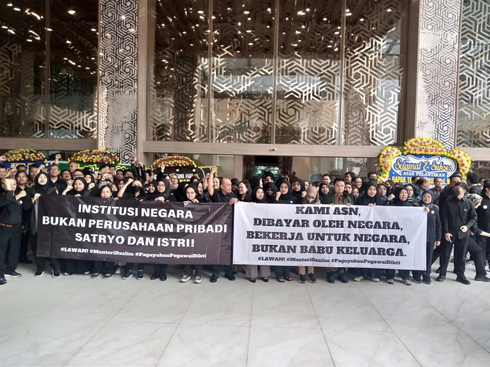 Aksi demo dilakukan ASN Kemendiktisaintek memprotes arogansi Mendiktisaintek Satryo Brodjonegoro, Jakarta, Senin (20/1/25). (Foto: ANTARA/Sean Filo Muhamad)/)