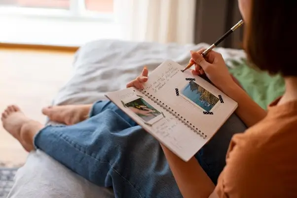 Foto: Ilustrasi Menulis Jurnal (freepik.com)