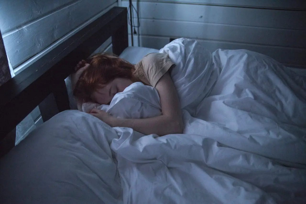 Ilustrasi tidur dengan weighted blanket. (Foto: Pexels/Ivan Oboleninov)