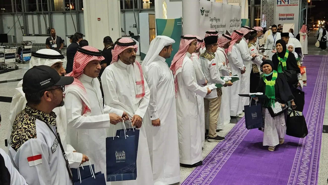 Foto: Jemaah Haji Indonesia menuju tempat boarding di Bandara AMAA Madinah (dok. Kemenag)