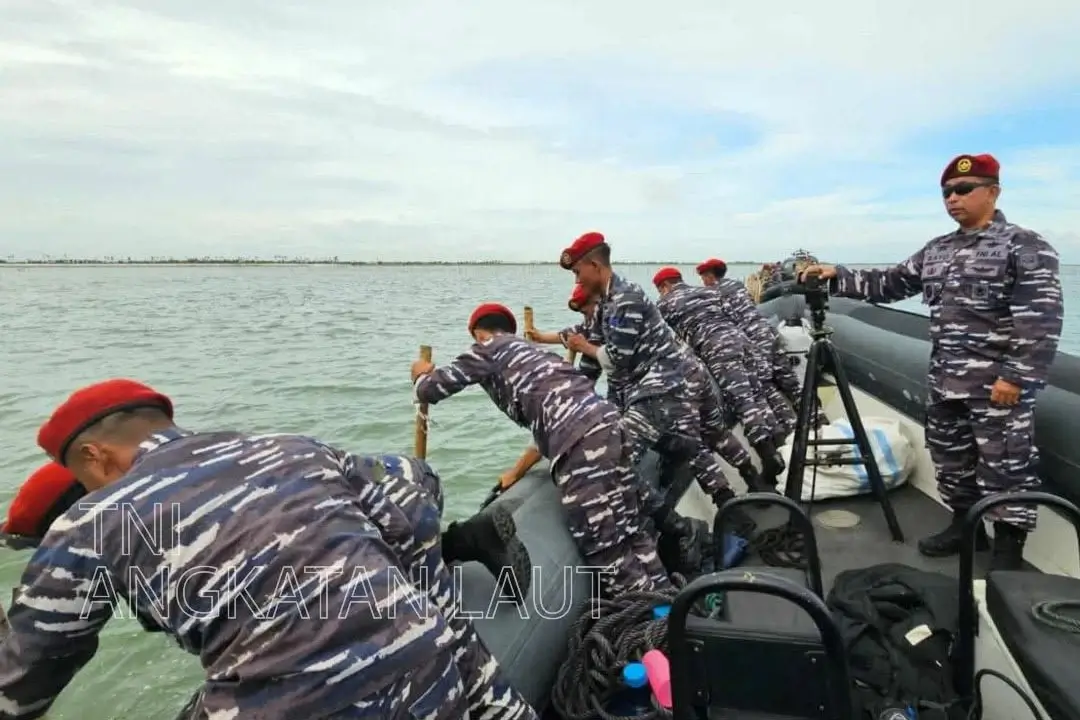 TNI Angkatan Laut bersama nelayan membongkar pagar laut. (Foto: Instagram/tni_angkatan_laut)