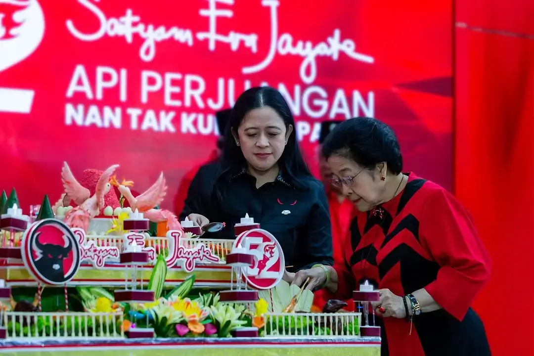 Ketua DPP PDIP Bidang Politik, Puan Maharani (kiri) bersama Ketua Umum PDIP Megawati Soekarnoputri (kanan) saat hadiri acara HUT Ke-52 PDIP di Sekolah Partai PDIP, Jakarta, Jumat (10/1/25). (Foto: Instagram/puanmaharaniri)
