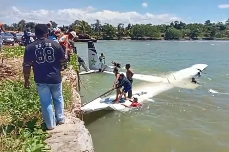 Pesawat Smart Air rute Nabire–Kaimana yang jatuh di perairan Nabire (Foto: ANTARA/HO-Tangkapan layar video)