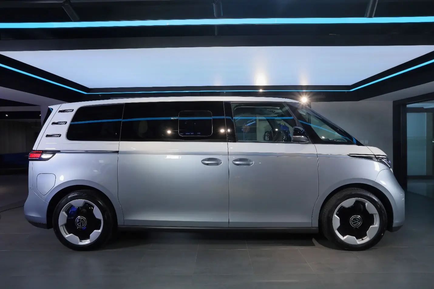 Volkswagen Perluas Lini ID Buzz Luncurkan BOZZ White Signature Edition Bernuansa Terang