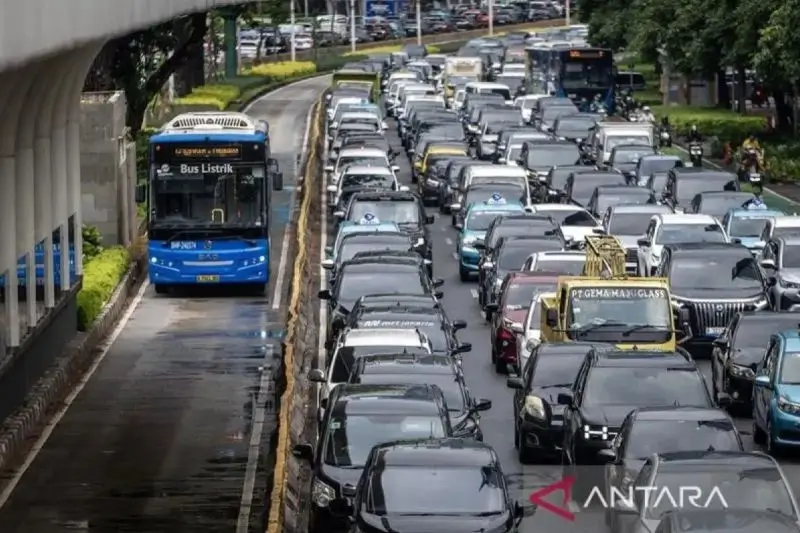 Pemprov DKI Tunda Kenaikan Tarif TransJakarta