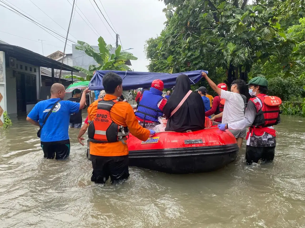 Pendistribusian bantuan logistik kepada warga terdampak banjir di beberapa titik lokasi wilayah Kota Bekasi, Senin (19/1). (Foto: bnpb.go.id/BPBD Kota Bekasi)