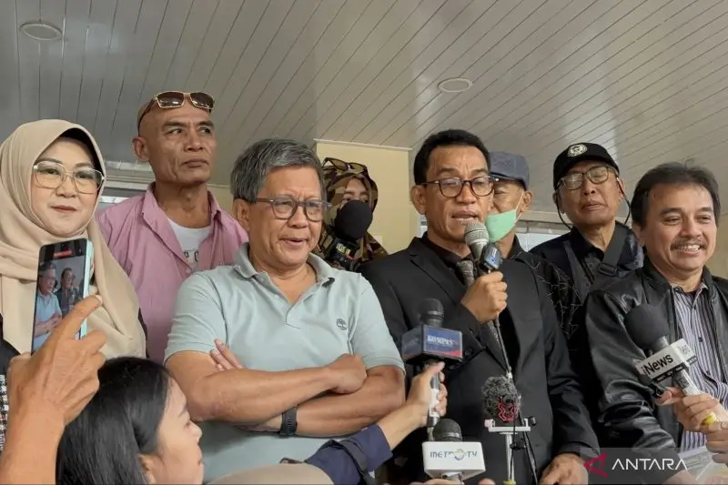 Pengamat politik, Rocky Gerung hadir sebagai saksi dan ahli metodologi kasus ijazah Jokowi di Polda Metro Jaya, Jakarta pada Selasa (27/01/26). (Foto: ANTARA/Ilham Kausar)