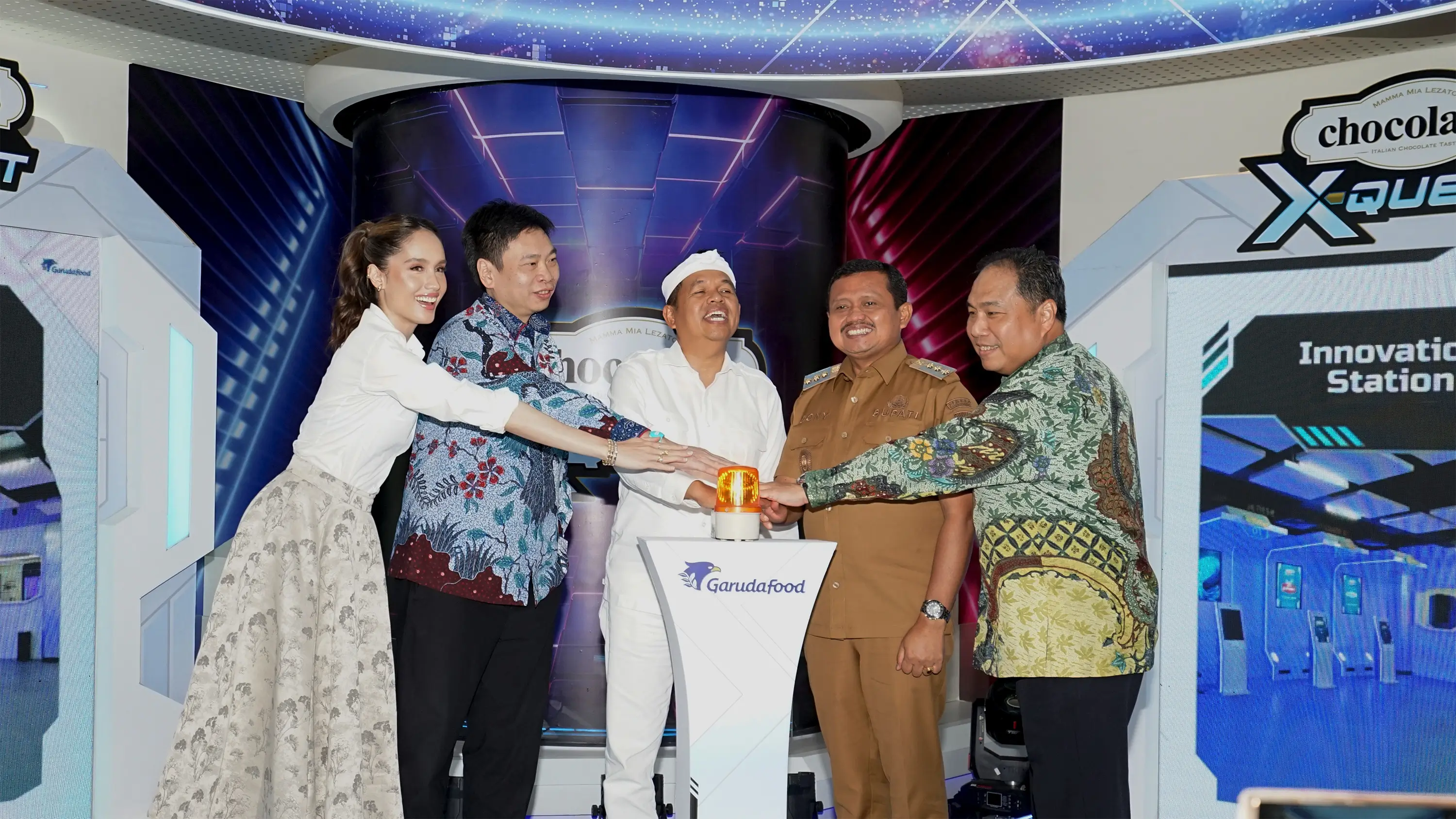Peresmian Chocolatos X-Quest oleh Direktur Utama Garudafood, Hardianto Atmadja, bersama Gubernur Jawa Barat Dedi Mulyadi, didampingi Bupati Sumedang Dony Ahmad Munir, serta Brand Ambassador Chocolatos, Cinta Laura. (Foto: Istimewa)