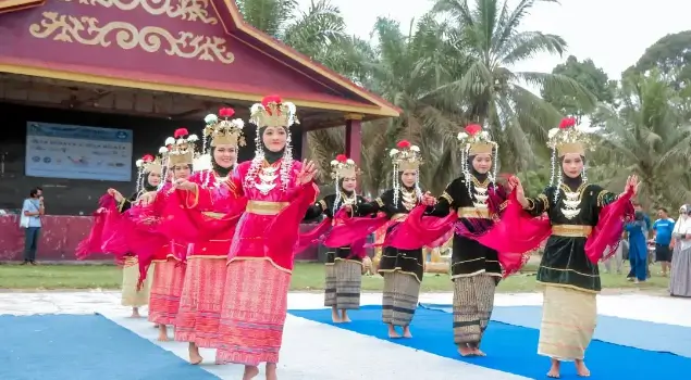 Tari Teluk Kemabang dari Jambi. (Foto: Instagram/mdw_teluk.kuali)