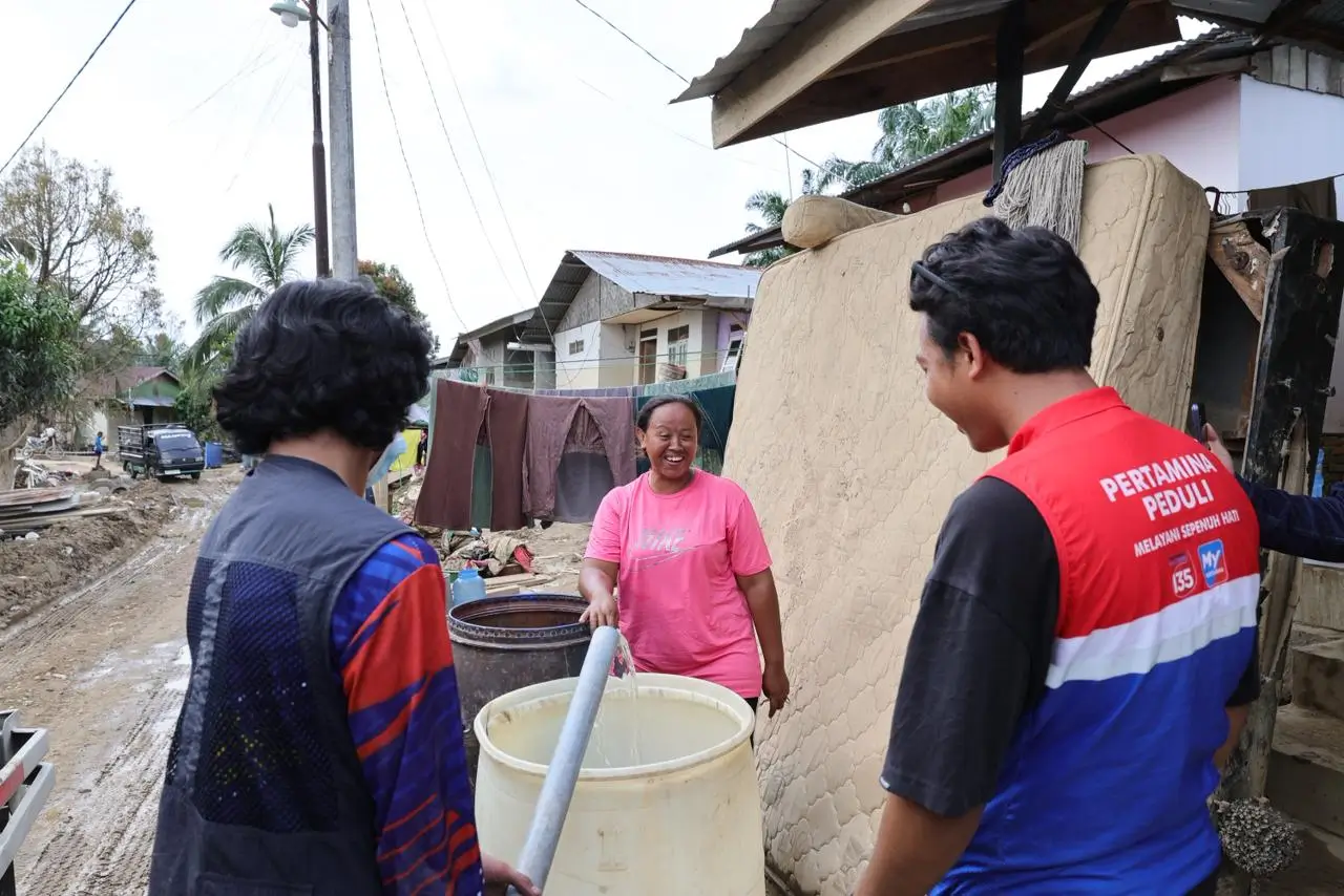 Pertamina melalui program Pertamina Peduli menyalurkan bantuan air bersih ke wilayah Kebun Tanah Kerban, Karang Baru, Aceh tamiang, Aceh, Kamis, (1/01/2026). (Foto: Dok. Pertamina)