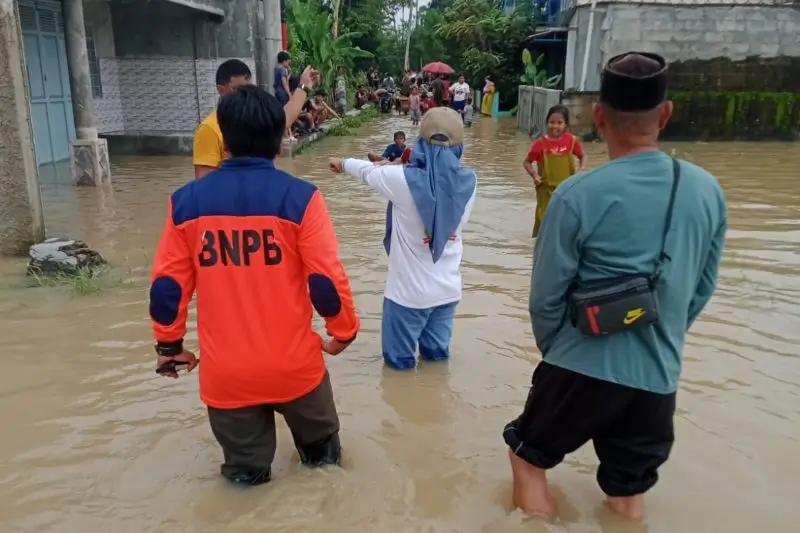 Foto: Petugas meninjau lokasi banjir di Kabupaten Serang, Banten, Senin (5/1/2026) (ANTARA/HO-BPBD Kabupaten Serang)