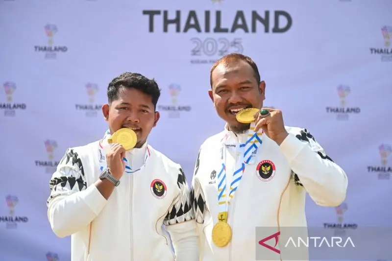 Foto: Pemanah Indonesia Setiawan (kiri) dan Kholidin (kanan) memenangkan medali emas pada ASEAN Para Games 2025 Thailand (ANTARA FOTO/Rivan Awal Lingga/tom.)