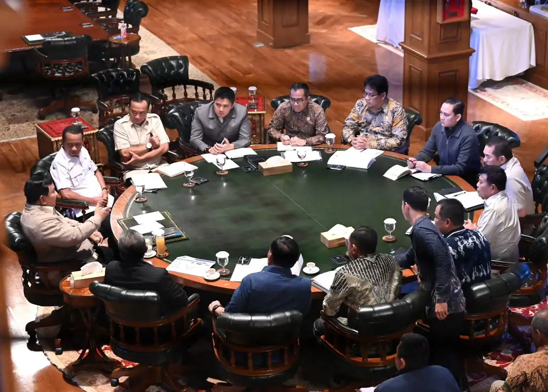 Presiden RI, Prabowo Subianto menggelar rapat terbatas dengan sejumlah menteri dan pejabat negara di Hambalang, Kabupaten Bogor, Jawa Barat pada Minggu (25/01/26). (Foto: Instagram/sekretariat.kabinet)