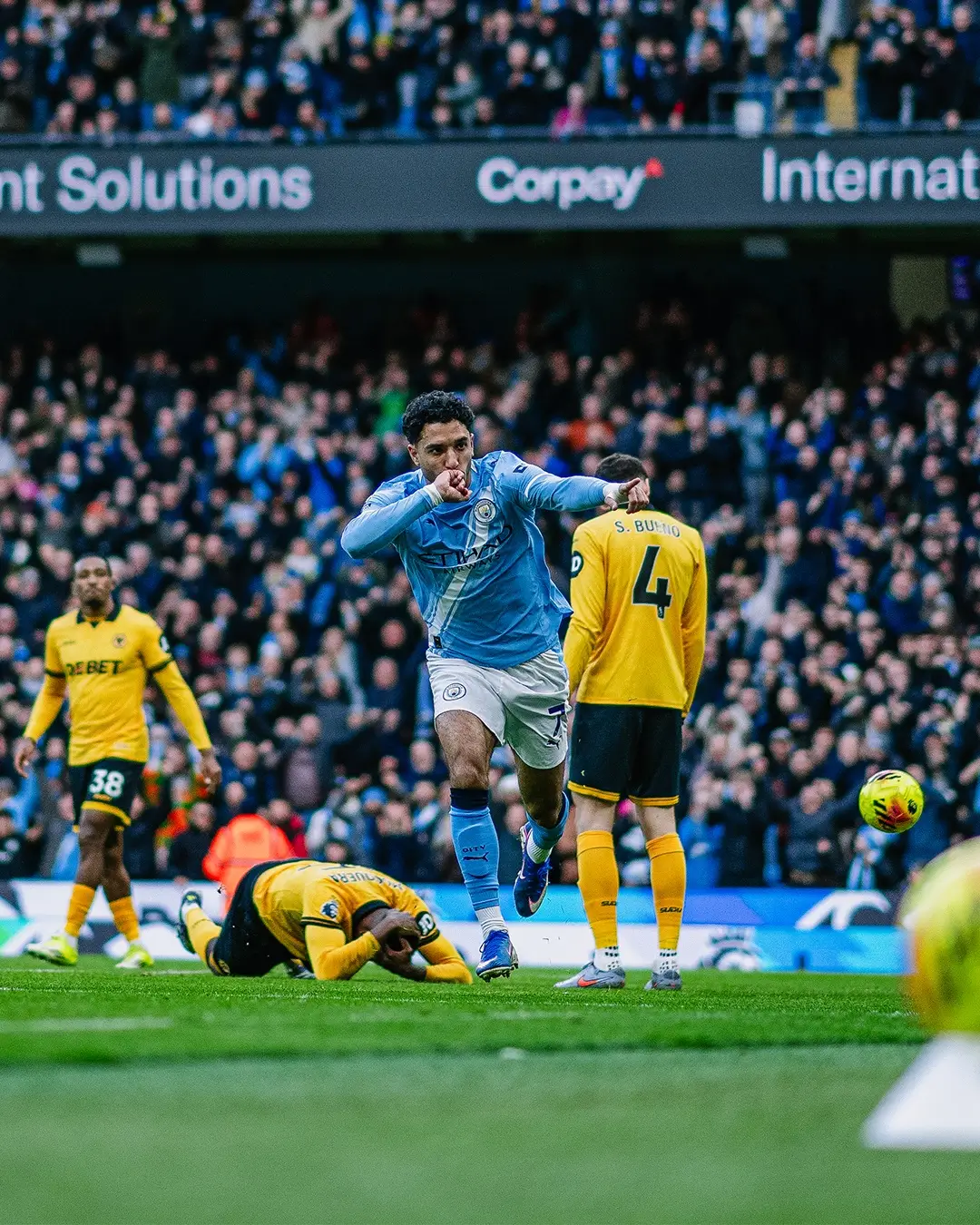 Pertandingan Premier League 2025-2026 antara Manchester City melawan Wolverhampton Wanderers di Etihad Stadium pada Sabtu, 24 Januari 2026 menjadi saksi bisu ketegasan wasit berusia 32 tahun, Farai Hallam. Foto X Manchester City.