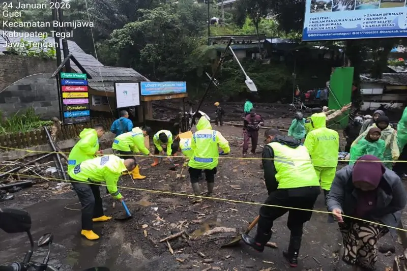 Petugas BPBD Kabupaten Tegal, Polri, dan relawan melakukan pembersihan sisa material yang menumpuk di kawasan objek wisata Guci akibat terjadi banjir bandang di Tegal, Sabtu (24/1/2026). (Foto: ANTARA/HO-Oky Lukmansyah)