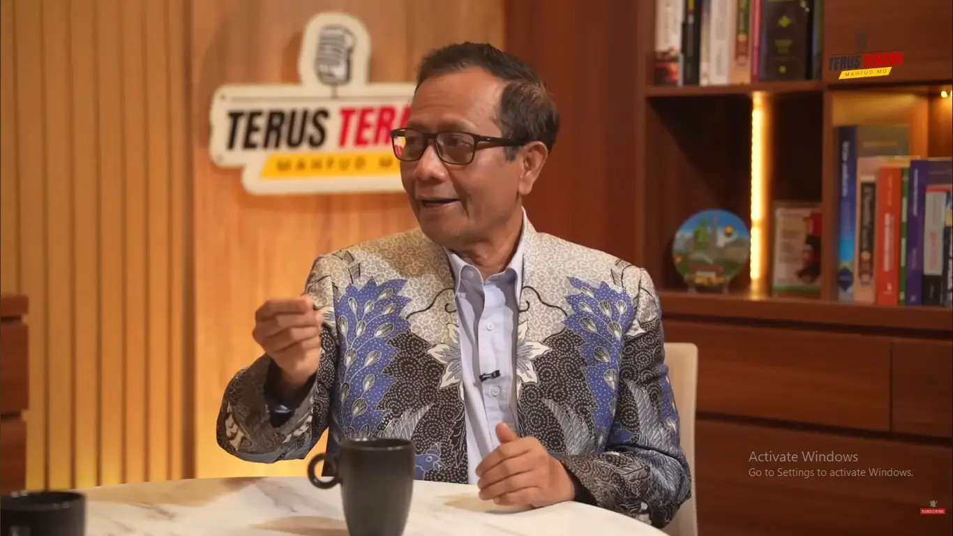 Mantan Menko Polhukam, Mahfud MD dalam siniar Terus Terang Mahfud MD. (Foto: Tangkapan layar YouTube/Mahfud MD Official)