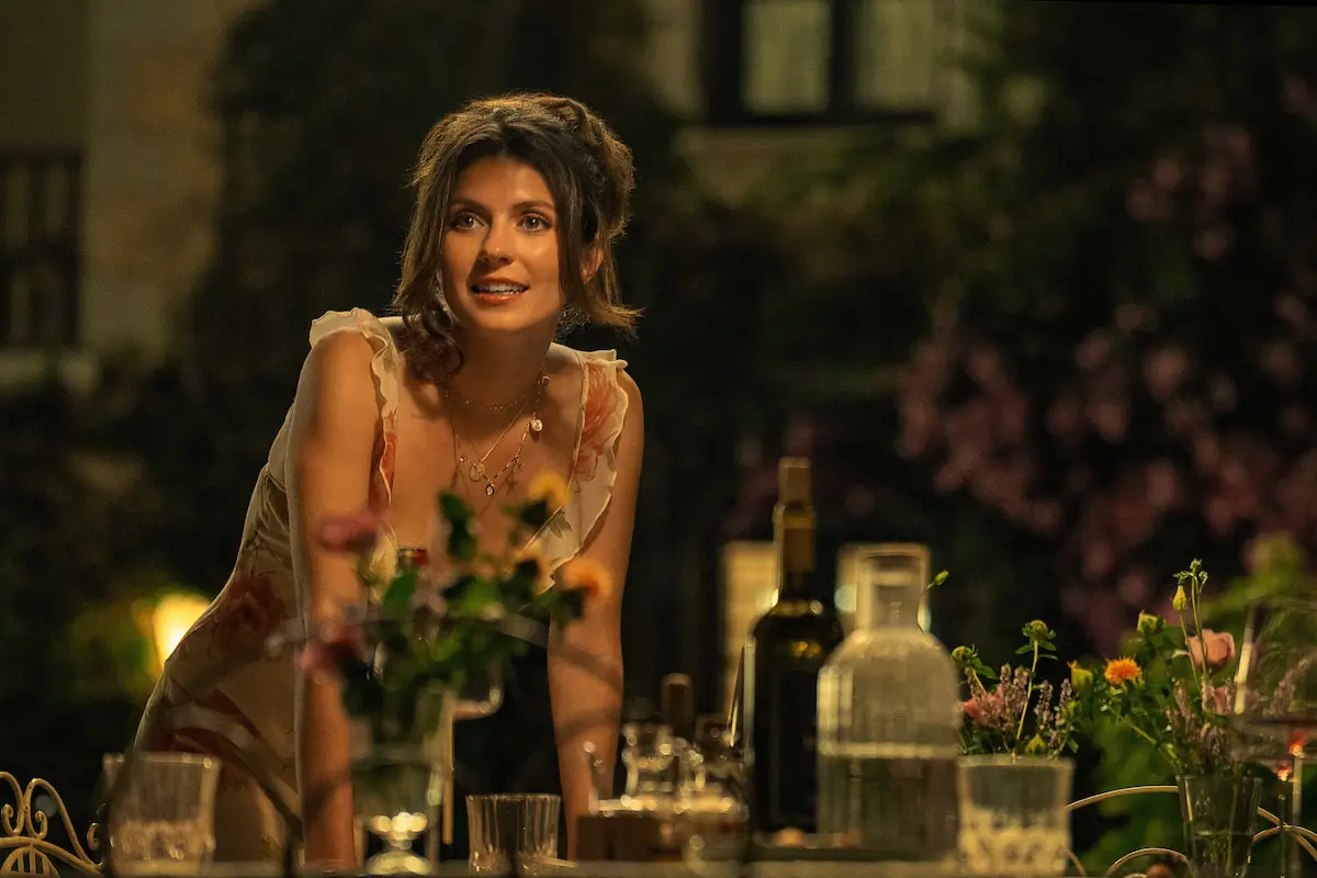 Siapa Emily Bader  Kenalan dengan Bintang Utama Film  People We Meet on Vacation  yang Viral