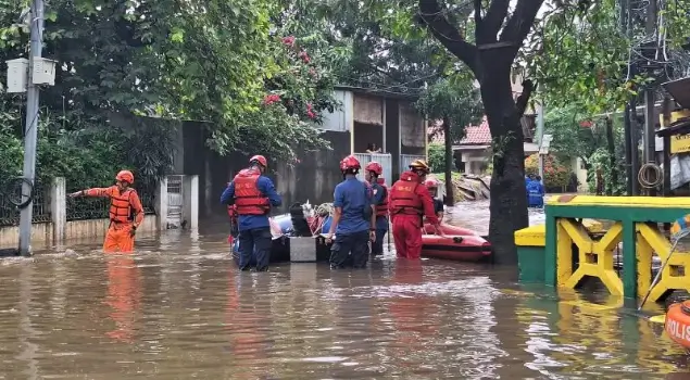 Pantauan banjir di kawasan Pondok Karya, Mampang Prapatan, Jakarta Selatan, Jumat (23/1/2026). (Foto: ANTARA/Luthfia Miranda Putri)