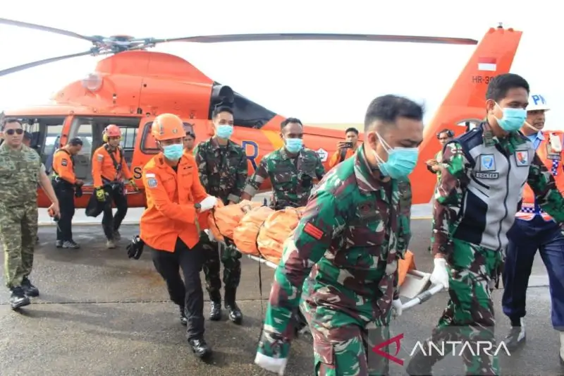 Proses evakuasi korban pesawat ATR 42-500 oleh tim SAR gabungan di Lanud Sultan Hassanudin, Makassar pada Rabu (21/01/26. (Foto: ANTARA/Ho-Humas TNI AU))
