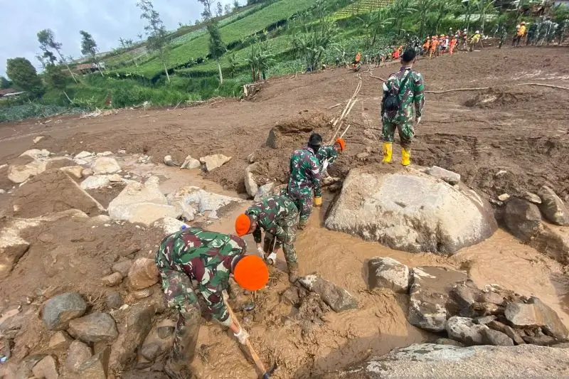 Personel Korpasgat membantu proses evakuasi korban bencana longsor di Cisarua, Bandung Barat, Selasa (27/1/2026). (Foto: ANTARA/HO-Humas TNI AU)