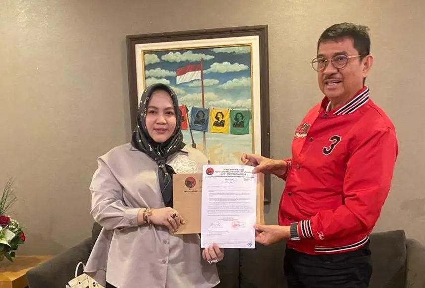 Putri Dakka (kiri) saat menerima surat tugas dari PDIP untuk maju sebagai calon wali kota Palopo dan Ketua DPD PDIP Sulsel Ridwan Wittiri (kanan). Foto: Istimewa