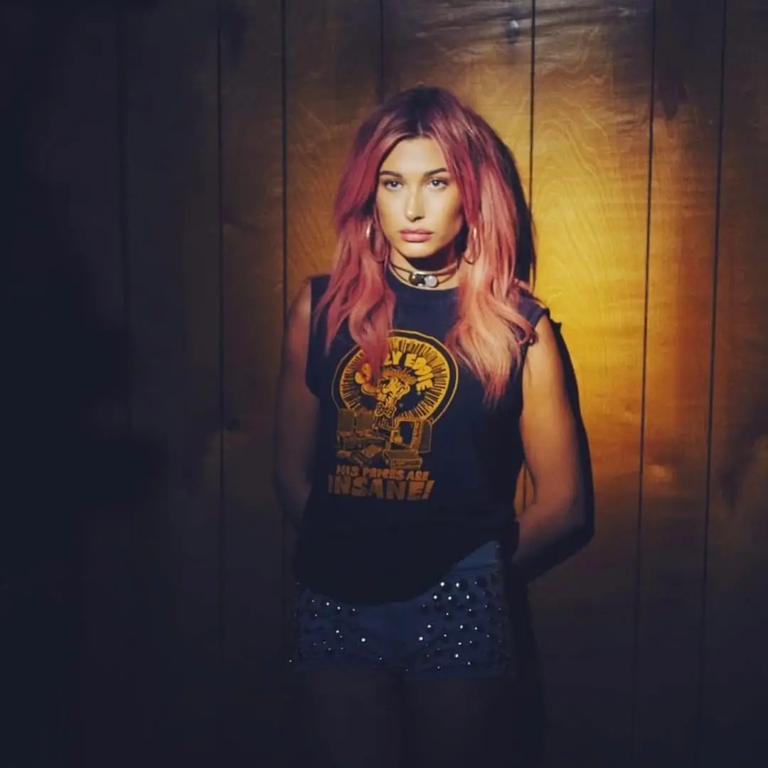 Hailey Bieber ikut meramaikan tren “2026 is the new 2016” dengan mengunggah foto dirinya dari satu dekade lalu.