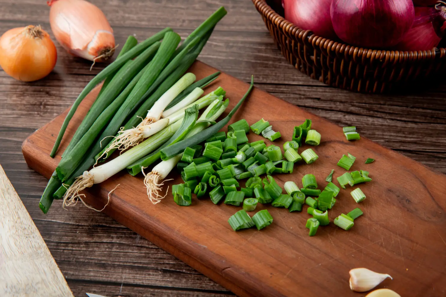 Foto: Ilustrasi Daun Bawang (freepik.com photo by stockking)