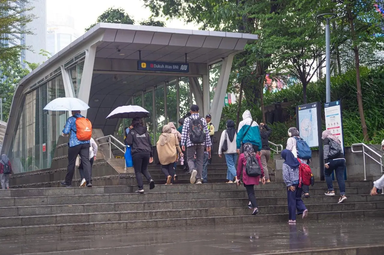 Foto: Meskipun musim penghujan, pengguna jasa MRT Jakarta tetap meningkat. (dok. PT MRT Jakarta (Perseroda)/Irwan Citrajaya)