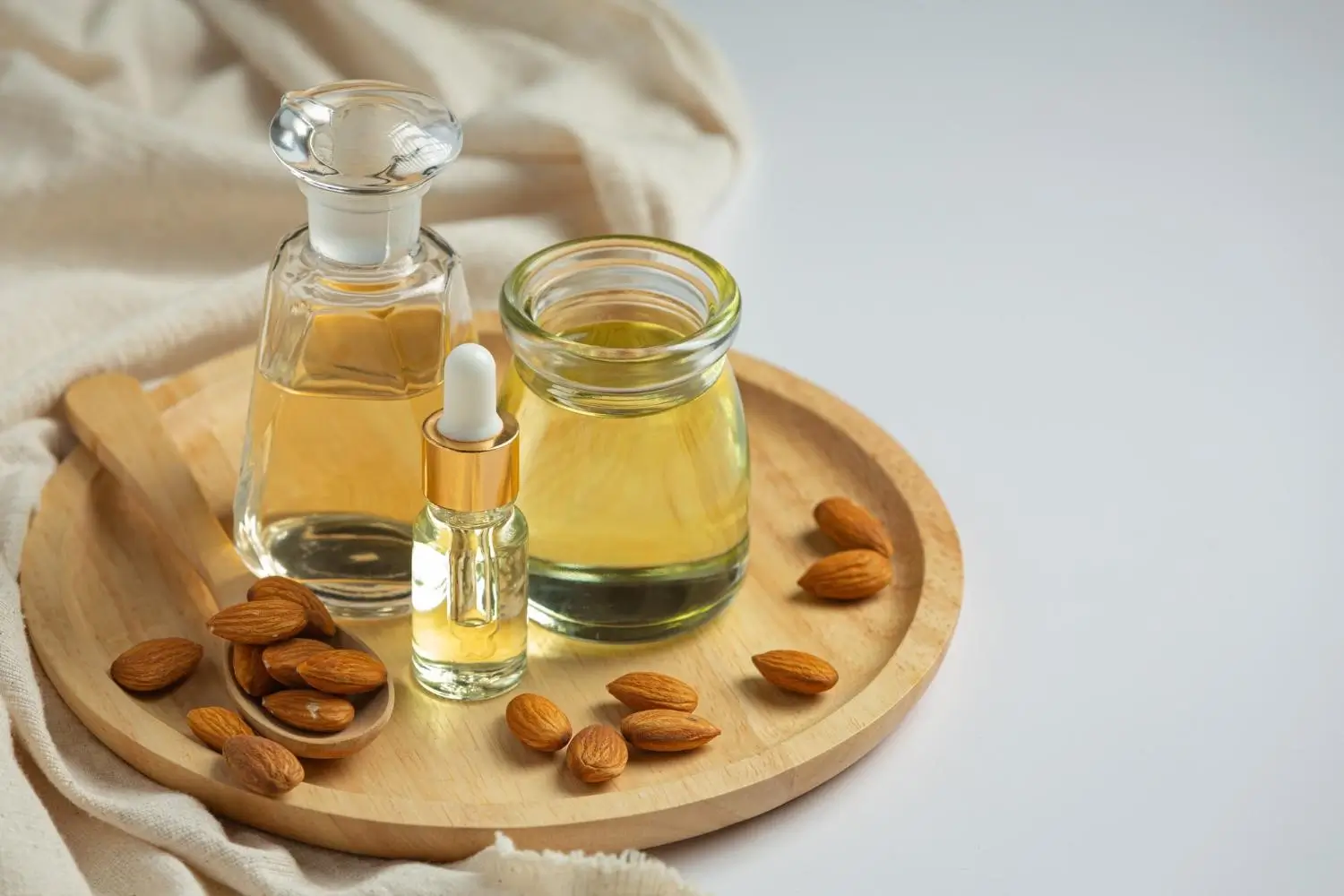 Foto: Ilustrasi Almond Oil (freepik.com photo by jcomp)