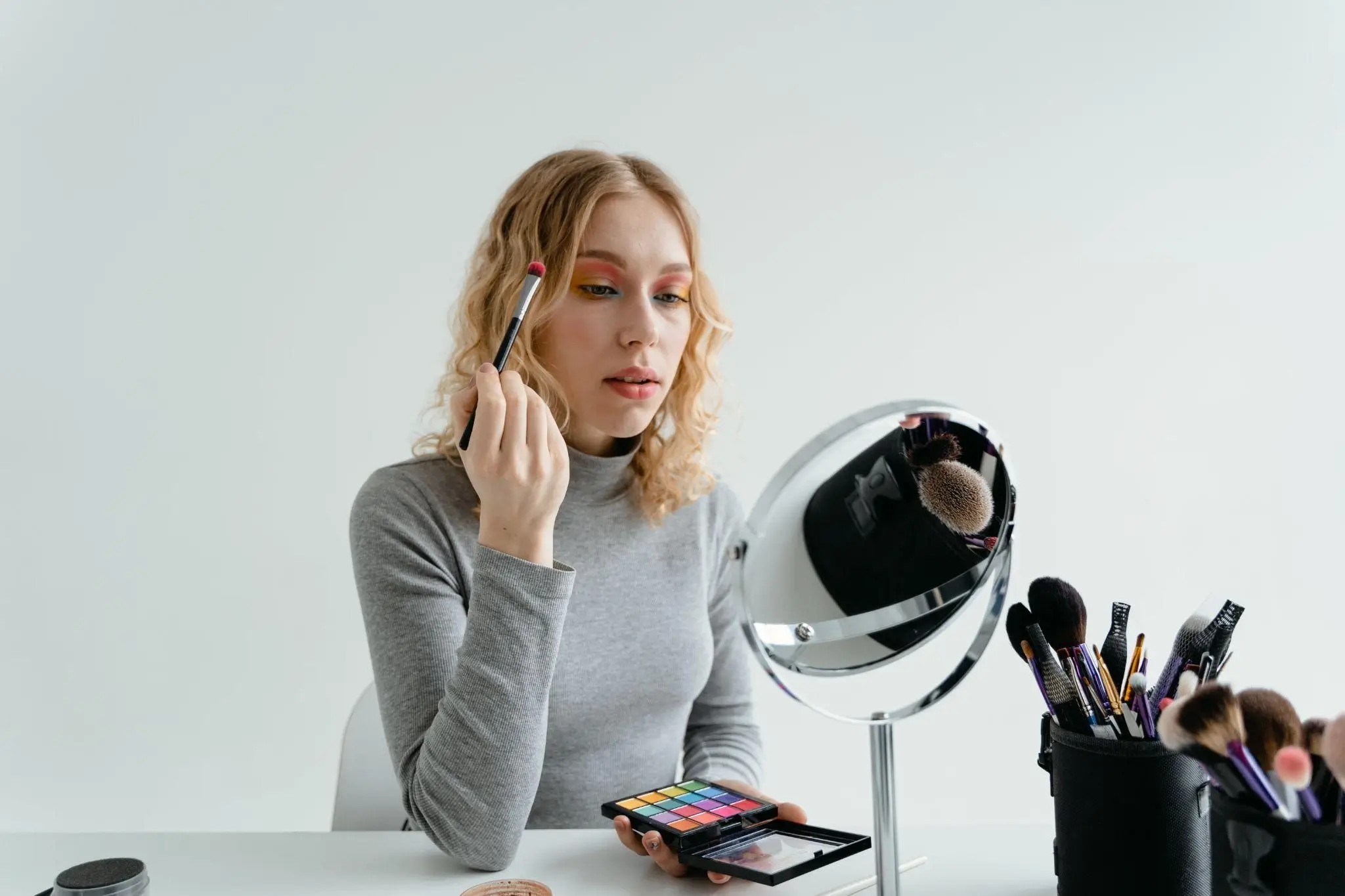 Ilustrasi menggunakan makeup. (Foto: Pexels/MART PRODUCTION)