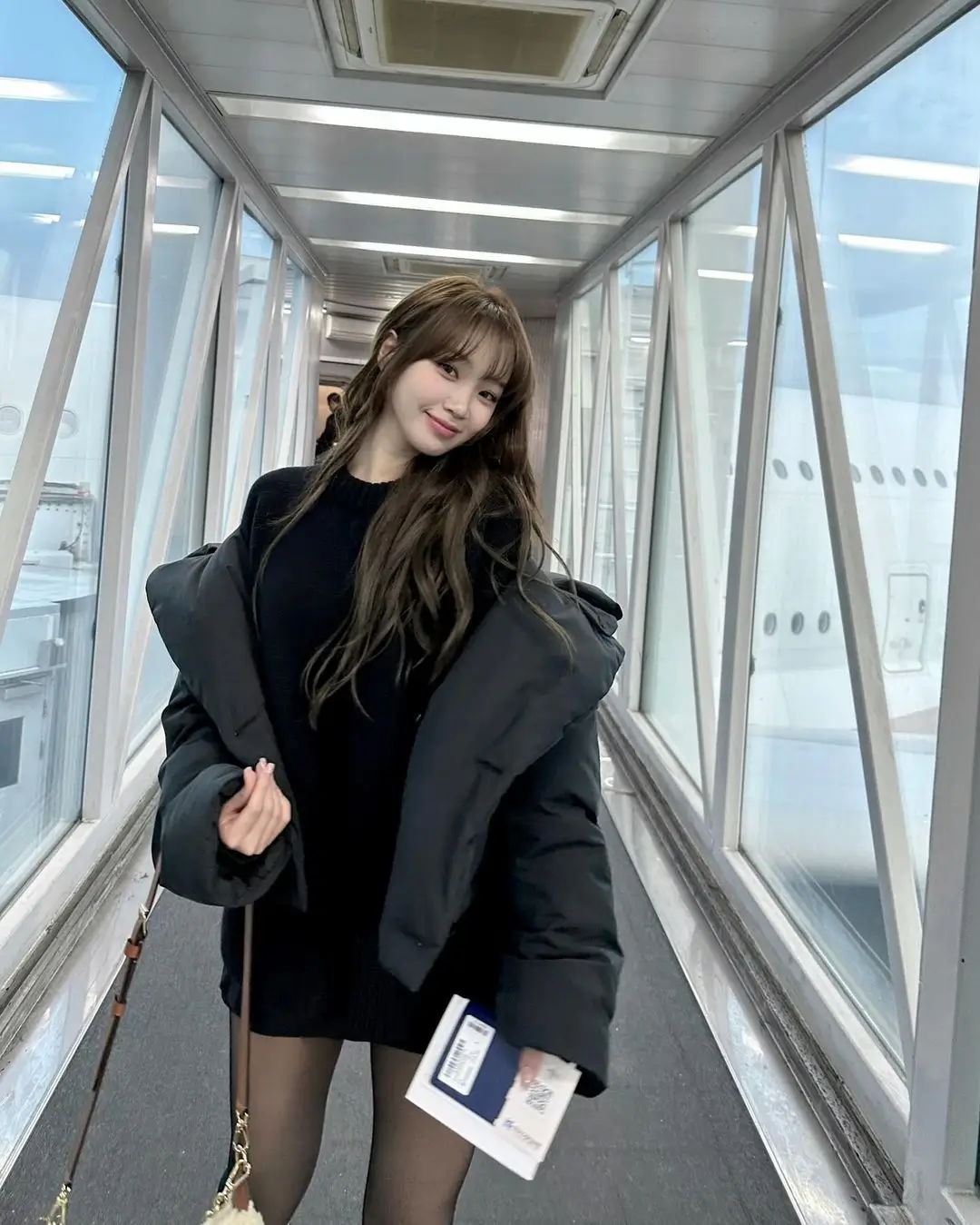 Inspirasi Outfit Liburan ala Chaewon LE SSERAFIM
