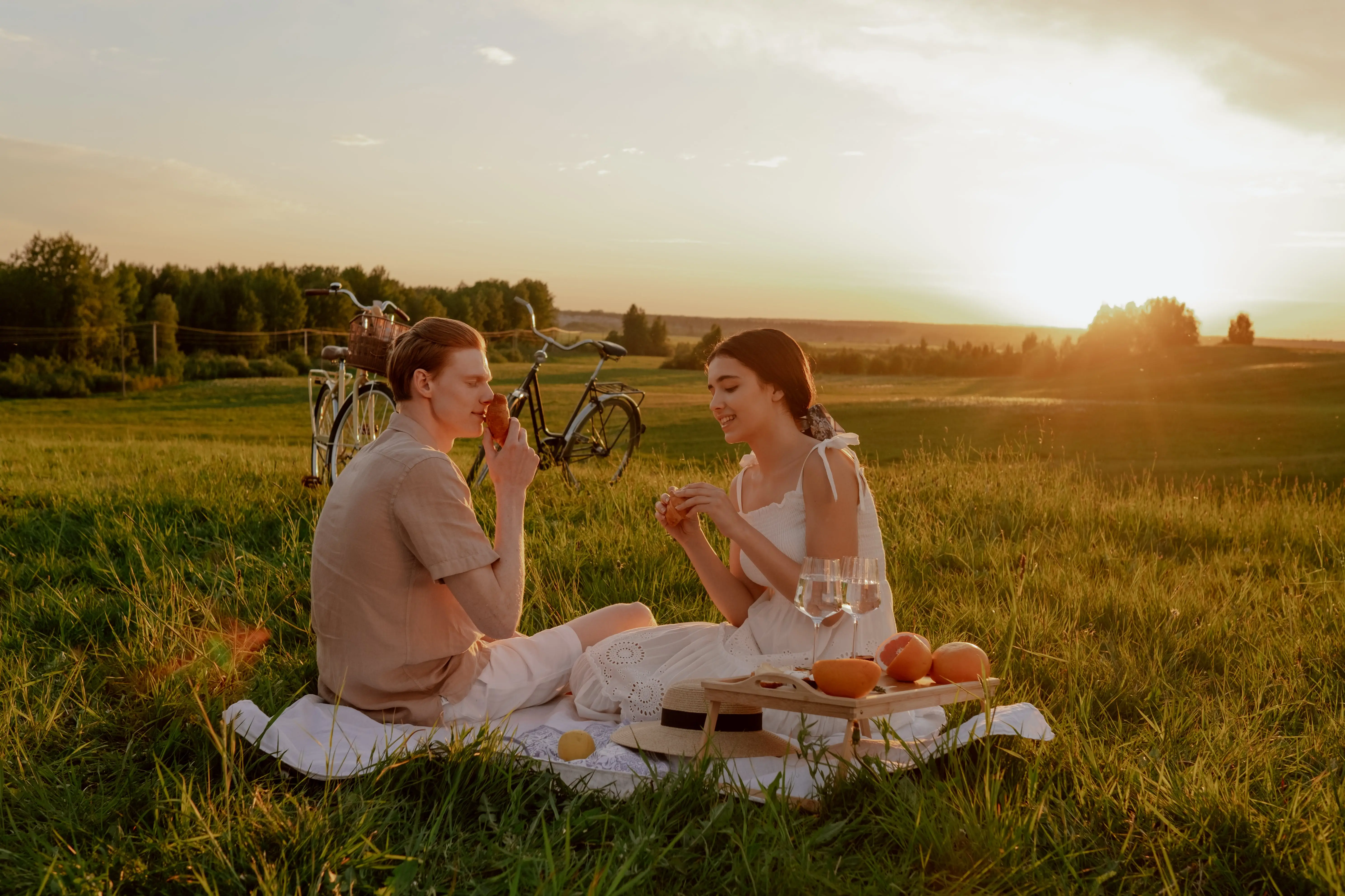 Ilustrasi pasangan piknik bersama. (Foto: Pexels/Ron Lach)